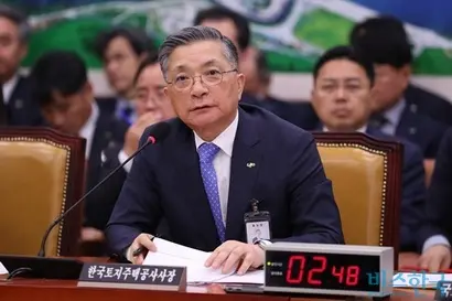 이한준 LH(한국토지주택공사) 사장은 지난해 국회 국정감사에서 “업체 선정 기준과 방법 등에 대한 개선안을 만들어 당장 시정하겠다”고 해명했다. 2023년 국정감사에 출석한 이한준 사장. 사진=박은숙 기자
