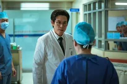 세옥이 확실시되었던 보스턴 의대 유학을 무슨 이유에선지 가로막은 덕희. 그로 인해 둘은 틀어지게 된다. 사진=월트디즈니 컴퍼니 코리아 제공
