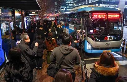 좋은 직장에 다니기 위해 긴 출퇴근 시간이라는 불편도 마다하지 않는 장거리 통근 직장인이 적지 않다. 올해 1월 서울 서울 중구 남대문세무서·서울백병원 광역버스 정류소가 퇴근버스를 기다리는 시민들로 붐비고 있다. 사진=연합뉴스