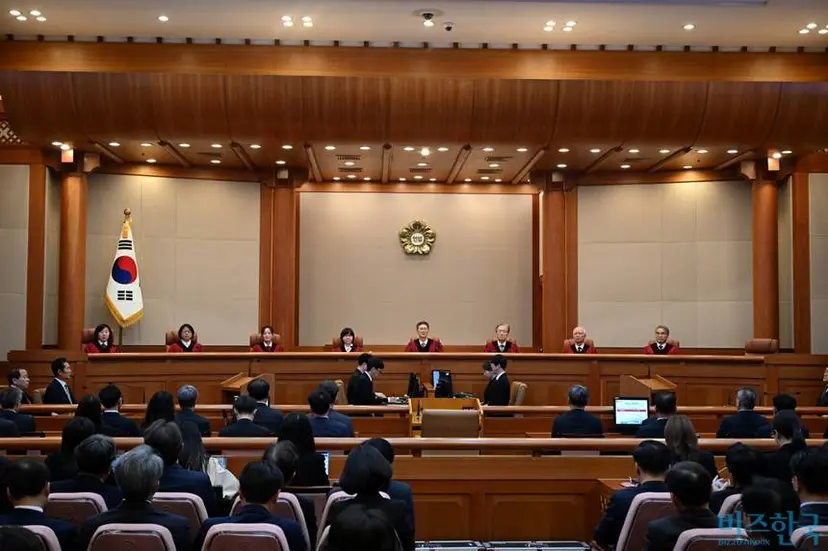 윤석열 대통령 탄핵심판 선고 기일인 4일 오전 11시, 서울 종로구 헌법재판소 대심판정에서 문형배 재판관(오른쪽 네 번째)이 결정 요지를 낭독하고 있다. 사진=사진공동취재단