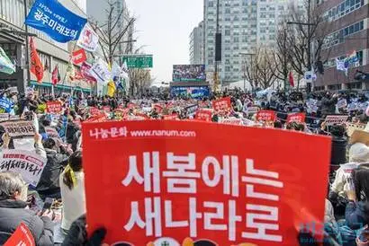 윤석열 대통령 탄핵심판 선고일인 4일 서울 종로구 안국동 헌법재판소 인근에서 윤석열 대통령 탄핵에 찬성하는 시민들이 모여 구호를 외치고 있다. 사진=최준필 기자