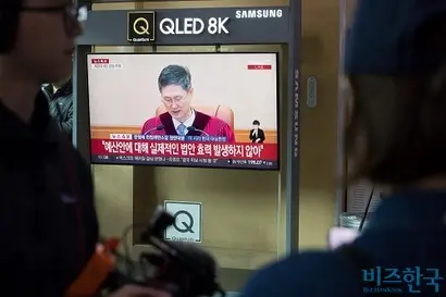 헌법재판소에서 윤석열 전 대통령 탄핵소추에 대한 판결을 발표하자 서울역에 마련된 TV를 시민들이 관심있게 지켜보고 있다. 사진=이종현 기자
