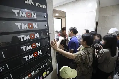 지난해 7월 티메프 사태가 발생하면서 많은 셀러 및 소비자가 피해를 입었다. 사진은 서울 강남구 티몬 신사옥 안에서 소비자들이 환불을 기다리는 모습. 사진=박정훈 기자