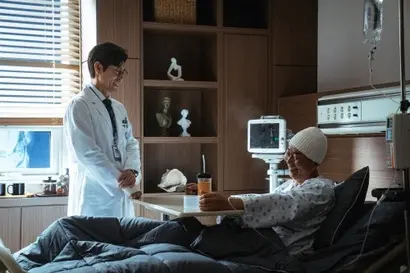 덕희의 숨겨진 면모를 쥐고 있을, 덕희의 의대 동기 김명진. 덕희에게 수술받을 예정이었으나 세옥의 실수로 덕희가 손을 베는 바람에 세옥의 수술을 받고 살아난다. 사진=월트디즈니 컴퍼니 코리아 제공