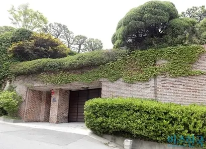 이우현 OCI홀딩스 회장이 부친 고 이수영 회장으로부터 사전증여한 서울 성북동 단독주택. 2021년 2월 75억 원에 매각했지만, 4년 넘도록 법원에 소유권이전등기가 접수되지 않았다. 사진=박정훈 기자