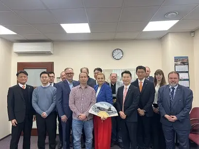 한화오션 관계자들이 지난달 25일 폴란드 북부 항만 도시 그디니아에 위치한 나우타 조선소를 방문했다. 나오타 조선소 회사 대표 모니카(왼쪽에서 다섯번째) 사장을 비롯한 관계자들과 함정건조 및 MRO사업 협력에 대해 방안을 협의했다. 사진=한화오션 제공