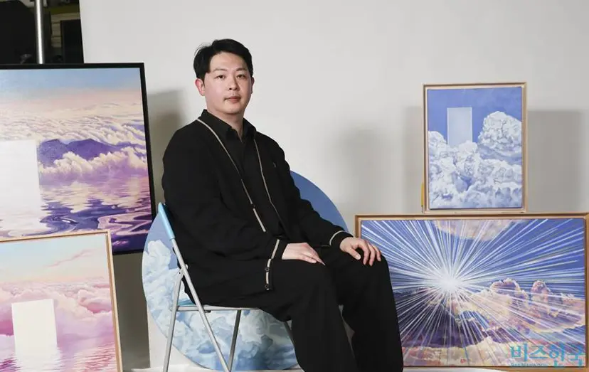 양지훈 작가는 구름으로 가득한 화면에 사각의 빈 공간 ‘문’을 설정해 다른 차원으로 가는 비유로 활용한다. 사진=박정훈 기자