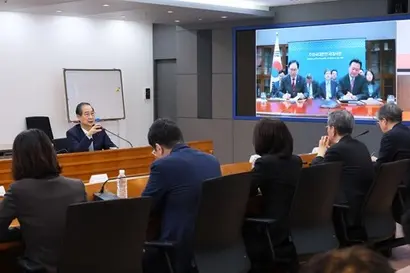 지난 10일 한덕수 대통령 권한대행 국무총리가 정부서울청사에서 협상을 위해 미국 현지로 급파한 정인교 산업통상자원부 통상교섭본부장, 조현동 주미국대한민국대사관 대사와 화상회의를 하고 있다. 사진=총리실 제공