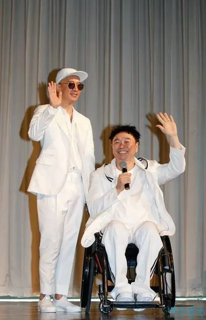 2017년 클론 20주년 기념앨범 발매 쇼케이스에 등장한 구준엽과 강원래. 강원래는 광고에 쓰인 ‘꿍따리 샤바라’의 안무 저작권을 인정받았다. 사진=박정훈 기자