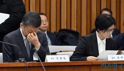 지난 3월 18일 국회 정무위원회 홈플러스 기업회생절차에 대한 현안 질의에 출석한 김광일 홈플러스 대표이사 겸 MBK 부회장(왼쪽)과 조주연 홈플러스 공동대표. 사진=국회사진취재단