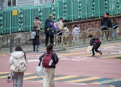 일본 정부는 ‘아이들이 중심인 사회’를 실현하자는 취지에서 내각부 산하에 ‘아동가정청’을 신설하고 어린이 문제 창구를 일원화했다. 사진은 초등학교에 등교하는 어린이들. 사진=최준필 기자