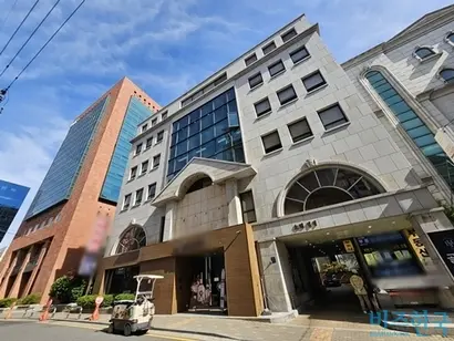 패션기업 엘에프(LF)가 최근 서울 강남구 신사동 본사에 접한 건물(사진)을 400억 원에 매입한 것으로 비즈한국 취재 결과 확인됐다. 사진=차형조 기자