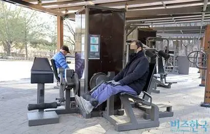 체육시설에서 운동하는 노인들. 독일은 ‘모든 세대의 번영과 더 나은 삶의 질’을 인구 전략의 목표로 삼았다. 사진=박정훈 기자