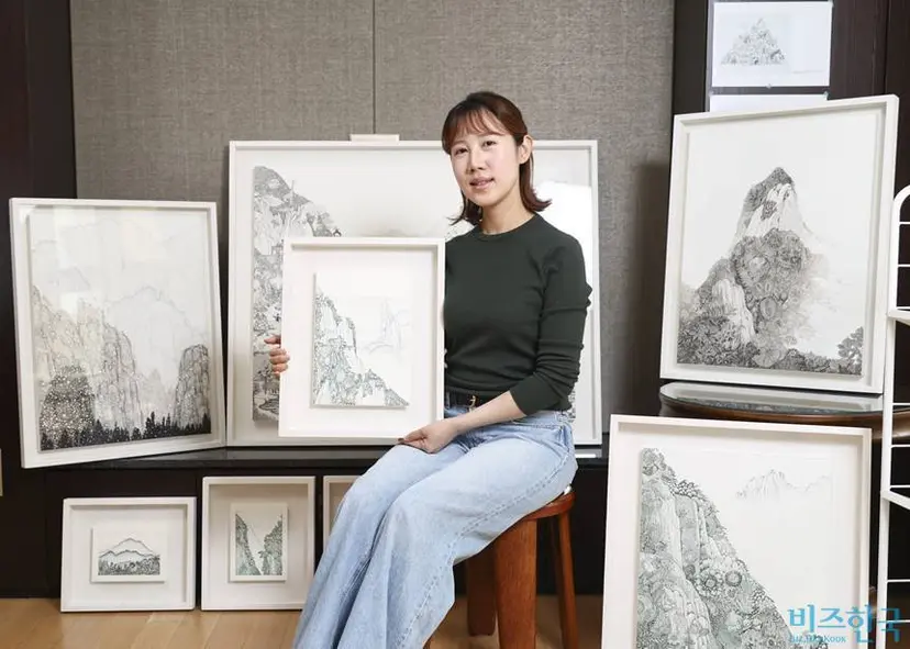 이미희 작가의 회화에서 가장 돋보이는 것은 구성의 힘이다. 그는 여행에서 만난 풍경을 드로잉펜으로 단색 톤으로 그려내는데, 다양한 요소를 하나의 풍경으로 구성하는 솜씨가 탁월하다. 사진=박정훈 기자