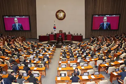 지난해 정부의 실제 재정 상태를 보여주는 관리재정수지는 104조 8000억 원 적자로 나왔다. 한덕수 대통령 권한대행 국무총리가 4월 24일 국회 본회의에서 추가경정예산안 시정연설을 하고 있다. 사진=연합뉴스