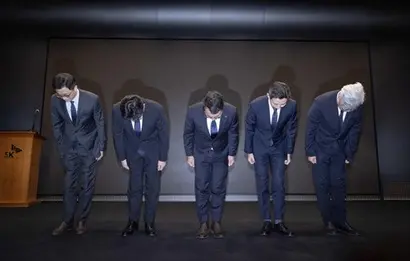 고객 유심 정보 유출 사고가 발생한 SK텔레콤 유영상 대표이사와 임원들이 25일 사과를 하는 모습. 이종훈 Infra전략본부장(왼쪽부터), 홍승태 고객가치혁신실장, 유영상 CEO, 배병찬 MNO AT본부장, 윤재웅 마케팅전략본부장. 사진=SK텔레콤 제공