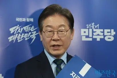 이재명 더불어민주당 후보가 지난 19일 충청북도 청주체육관에서 열린 제21대 대통령 선거 후보자 선출을 위한 충청권 합동연설회를 마치고 취재진의 질문에 답하고 있다. 사진=박은숙 기자