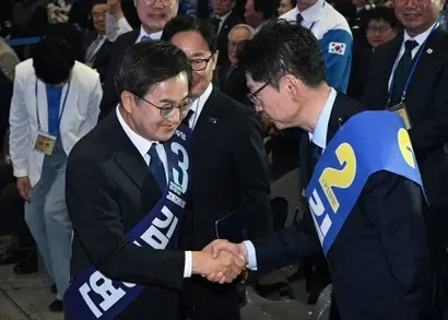 이재명 후보의 경제 공약은 수도권 집중 해소와 지역 균형발전을 통해 대한민국 전역을 글로벌 경쟁력을 갖춘 다극 성장체제로 만들겠다는 비전을 담고 있다. 각 지역별로 특화된 산업 전략을 세워 국가 전체의 성장 기반을 다변화하려는 시도가 눈에 띈다. 김동연 후보와 악수하는 이재명 후보. 사진=국회공동취재단
