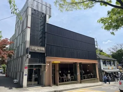 김동선 부사장이 운영해왔던 일식당 건물(2층). 지난해 8월부터 다른 사업자가 운영 중이다. 사진=박해나 기자