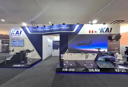한국항공우주산업(KAI)의 KF-21이 페루 차기 전투기 도입 사업에 추가 후보 기종으로 참여할지 관심이 쏠리고 있다. 사진은 페루 통합방산 전시회 SITDEF 2025에 마련된 KAI 부스. 사진=KAI 제공