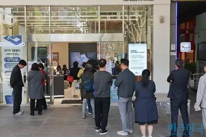 SK텔레콤이 가입자 유심 무상 교체를 시작한 28일 오전 서울 종로구 T월드 직영매장 앞에서 고객들이 줄을 서서 기다리고 있다. 사진=임준선 기자