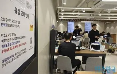 유심 물량 부족, 보안 우려 등으로 통신사 이탈 움직임도 두드러진다. 28일 오전 유심 교체 서비스가 이뤄지고 있는 서울 중구 SKT PS&M 한 지점. 사진=박정훈 기자