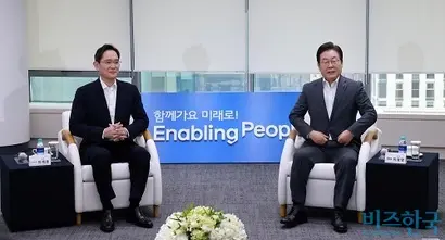이재명 더불어민주당 대표와 이재용 삼성전자 회장이 지난 3월 서울 강남구 삼성 청년 소프트웨어 아카데미(SSAFY)에서 열린 ‘청년 취업 지원 현장 간담회'에 앞서 환담하고 있다. 사진=이종현 기자