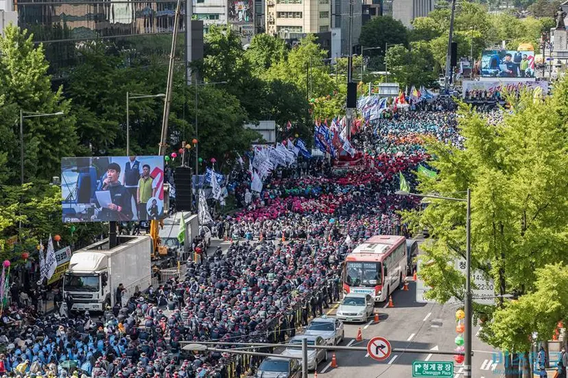 산재보험 급여 지급 규모와 수급자 수 증가는 제도적 요인과 연관이 크다. 사진은 지난 2024년 5월 1일 민주노총 조합원들이 광화문을 행진하는 모습. 사진=최준필 기자
