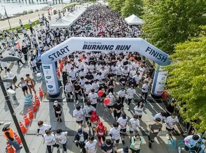 오전 9시 출발 신호와 함께 흰 티셔츠를 입은 4000명의 참가자가 달리기 시작했다. 사진=최준필 기자
