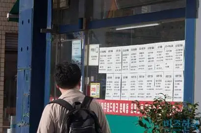 서울 시내 한 부동산중개업소 앞에 걸린 매물 게시판. 사진=이종현 기자