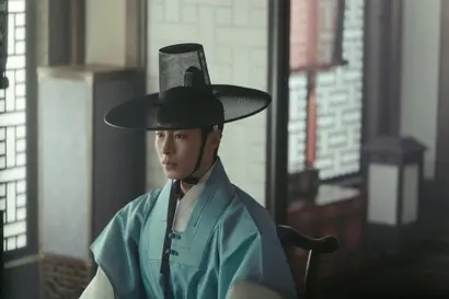 민상단에 입성한 홍랑에게도 계획이 있어 보인다. 특히 그의 관심사 중 하나는 아동 연쇄 실종 사건과 그에 얽힌 설인, 그리고 화공이란 존재. 사진=넷플릭스 제공