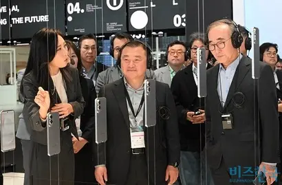 노태문 삼성전자 사장(가운데)이 지난 3월 스페인 바르셀로나에서 개막한 MWC 2025 부스를 둘러보고 있다. 사진=사진공동취재단