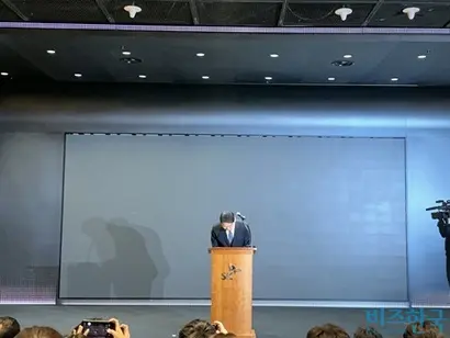 지난 7일 서울 중구 SK T타워에서 SK텔레콤 해킹 사고와 관련해 대국민 사과를 발표하는 최태원 SK그룹 회장. 사진=강은경 기자