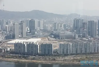 올해 세 번째로 정비사업 수주전을 성사시킨 용산정비창1구역(사진 우측)이 향후 공사비 분쟁을 방지하는 내용을 입찰 지침에 담은 것으로 나타났다. 사진= 박정훈 기자