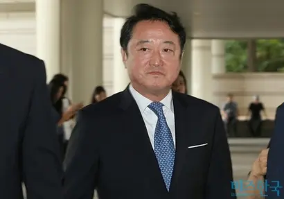 재계 서열 38위인 코오롱그룹 계열사들이 최근 그룹 총수인 이웅열 명예회장(사진)의 서울 성북동 땅에 건물을 신축한 것으로 비즈한국 취재 결과 확인됐다. 사진=최준필 기자