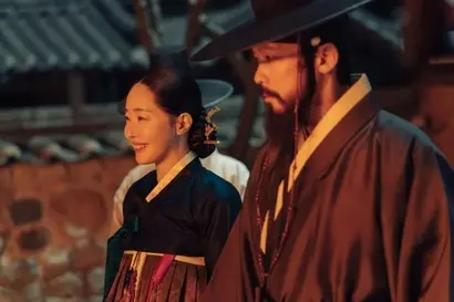 민상단의 안주인이자 실질적 소유주인 민연의, 그리고 그의 남편이자 민상단의 대방인 심열국. 부부 사이지만 적과도 같은 이들의 권력 다툼은 무엇을 향한 것인가. 사진=넷플릭스 제공