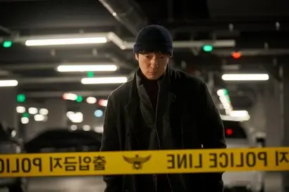 윤이나의 삼촌 윤동훈 살인사건을 처음 맡았을 때 김한샘은 막내 형사였다. 그리고 10년이 지난 후에도 한샘은 그 사건을 놓지 않았고, 여전히 이나를 용의자로 여긴다. 그런데··· 이젠 좀 헷갈린다. 사진=월트디즈니컴퍼니코리아 제공