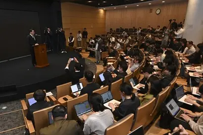 최태원 SK 회장이 7일 오전 서울 중구 SKT타워에서 열린 SKT 해킹 관련 일일브리핑에 참석해 대국민 사과를 하고 있다. 사진=백동현 기자