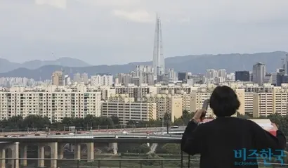 서울 강남구 압구정 아파트지구 전경. 삼성물산이 주택사업본부 산하에 압구정사업소를 신설한 것으로 비즈한국 취재 결과 확인됐다. 사진=박정훈 기자