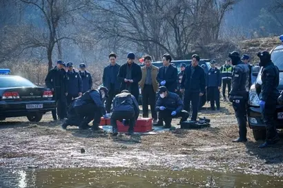 한샘 앞에 줄지어 나타나는 살인사건들의 공통점은 그때마다 이나에게 퍼즐 조각이 배달된다는 것뿐이다. 피해자들에겐 과연 어떤 공통점이 있는 걸까. 사진=월트디즈니컴퍼니코리아 제공