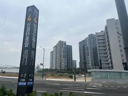 검단신도시는 인천1호선 연장에도 불구하고 인프라 부족과 개발 지연, 시장 침체로 집값과 거래가 정체돼 있다. 도로·생활시설 미비와 핵심 사업의 불확실성 속에 실수요자와 투자자 모두 신중한 분위기다. 사진=한승구 인턴기자