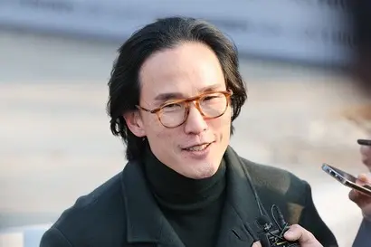 조현범 한국앤컴퍼니그룹 회장이 지난 3월 스테판 윙켈만 람보르기니 회장과 면담하기 위해 서울시 광진구 파이팩토리 스튜디오로 들어서며 취재진 질문에 답하고 있다. 사진=연합뉴스