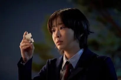 살인사건 때마다 배달돼 오는 의문의 퍼즐 조각. 고전 추리소설의 느낌을 물씬 자아내는 이 퍼즐 조각이 이나에게 던지는 메시지는 과연 무엇일까. 사진=월트디즈니컴퍼니코리아 제공