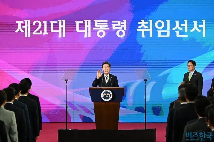 이재명 대통령이 4일 오전 11시 국회 로텐더홀에서 취임선서를 하고 대한민국 21대 대통령에 취임했다. 사진=국회사진기자단