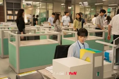 미래와 미지가 서로의 삶을 바꾸게 된 계기는 미래가 당하는 직장 내 괴롭힘 때문. 여전히 직장 내 괴롭힘이 만연한 가운데, 피해자가 느끼는 모욕감과 정신적 고통에 대한 묘사가 섬세해 눈길을 끈다. 사진=tvN 제공