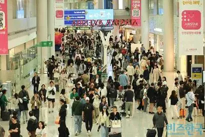해외여행객들이 몰린 인천공항 출국장. 국내 여행 산업 시장을 노린 중국 자본의 ‘공세’가 본격화되고 있다. 사진=임준선 기자
