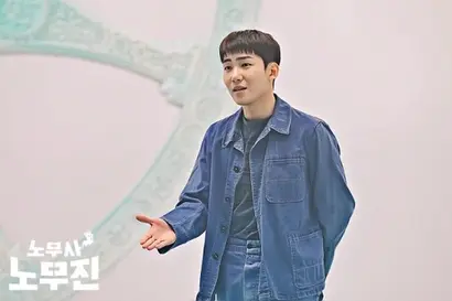 위아래로 청재킷과 청바지를 입어 ‘청청맨’이라 불리는 의문의 보살. 노무진에게 산업 재해로 죽은 원혼들을 성불시키라는 조건을 걸고 목숨을 살려준다. 누가 봐도 전태일 열사를 모티프로 했다. 사진=MBC 제공