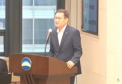 우리금융그룹 산하 우리금융경영연구소가 일본 경제를 분석한 ‘일본 경제 대전환’ 서적을 출간했다. 사진은 6월 18일 기자 간담회에서 박정훈 연구소 대표가 발언하는 모습. 사진=우리금융 유튜브 캡처