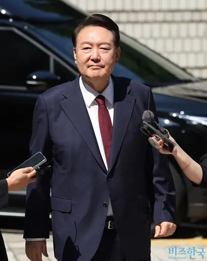 지난 6월 23일 서울중앙지방법원 내란 우두머리 혐의 사건 8차 공판에 출석하는 윤석열 전 대통령 모습. 사진=사진공동취재단