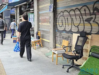 을지로 건축자재 거리 가게 앞에 빈 의자가 늘어서 있다. 대기하는 손님용이 아닌 가게 주인이 사용하는 의자다. 사진=이은서 인턴기자